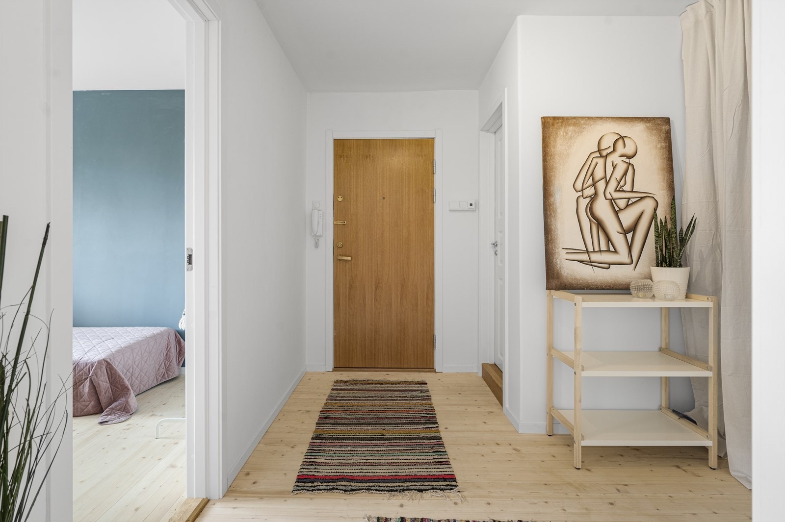 Romslig entré/gang med direkte adkomst til alle rom. Galleribilde