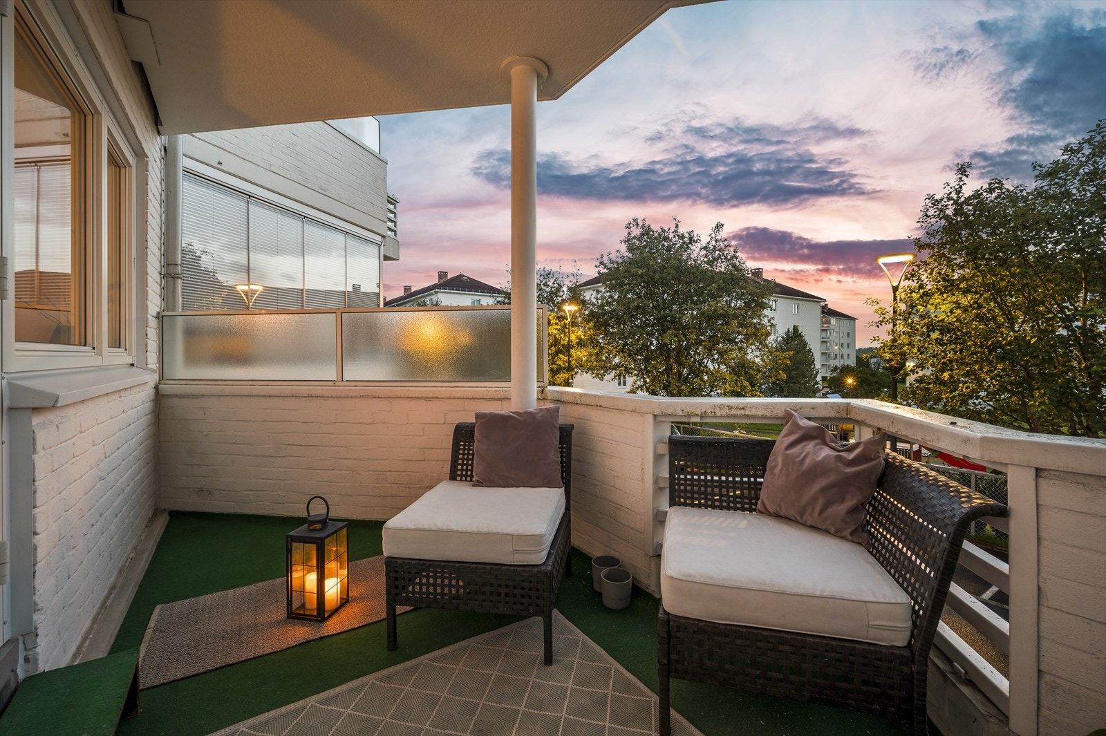 Balkongen fungerer som en forlengelse av stuen på sommerhalvåret - et perfekt samlingsted for hygge og grilling. Galleribilde