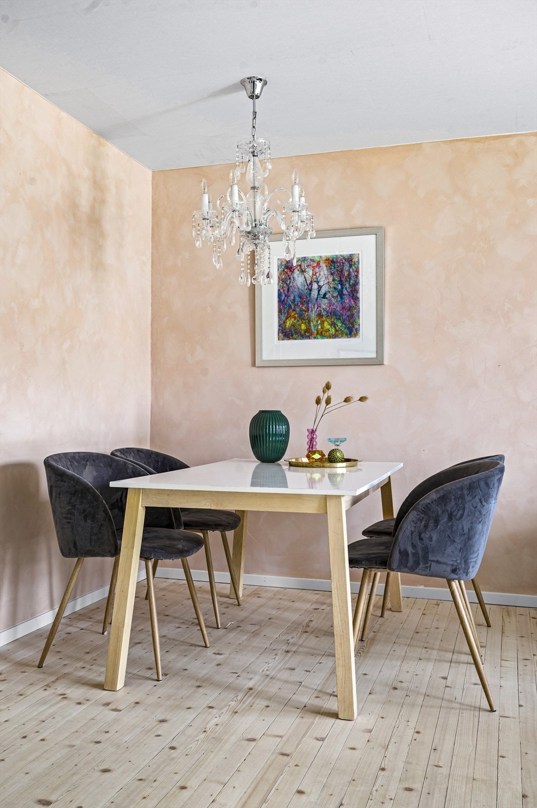 Fine møbleringsmuligheter med plass til en spisestue og stor sofagruppe med naturlig avstand til TV-seksjon. Galleribilde