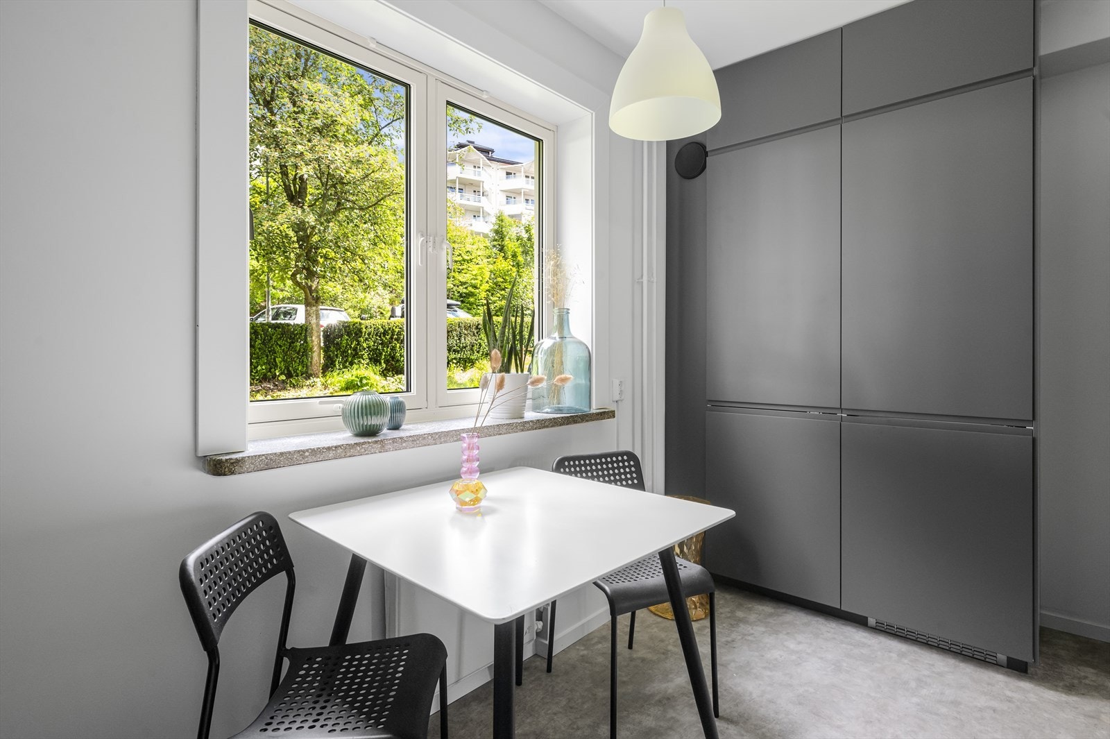 God lagring i kjøkkenskap og fin plass til et frokostbord ved vinduet. Galleribilde