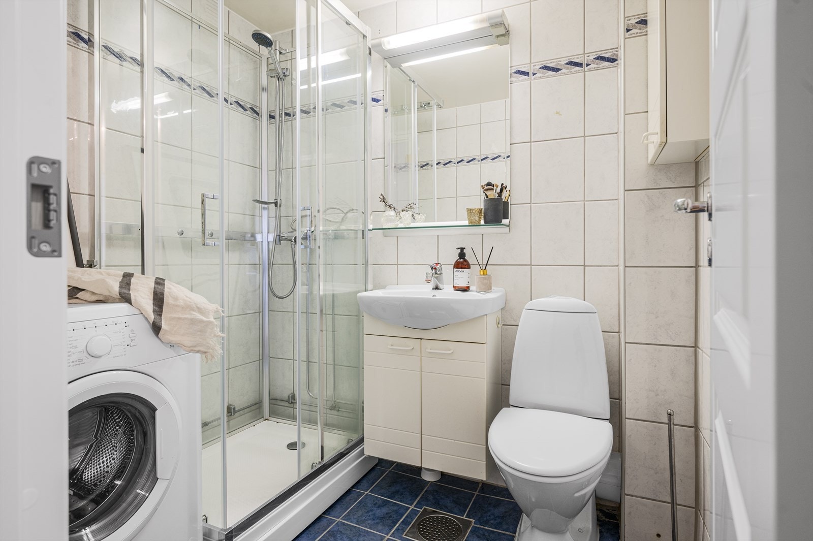 Flislagtbad med gulvvarme. Badet ble rehabilitert i regi av borettslaget i 2002, soilrør og sluk ble skiftet i den forbindelse. Opplegg for vaskemaskin. Galleribilde