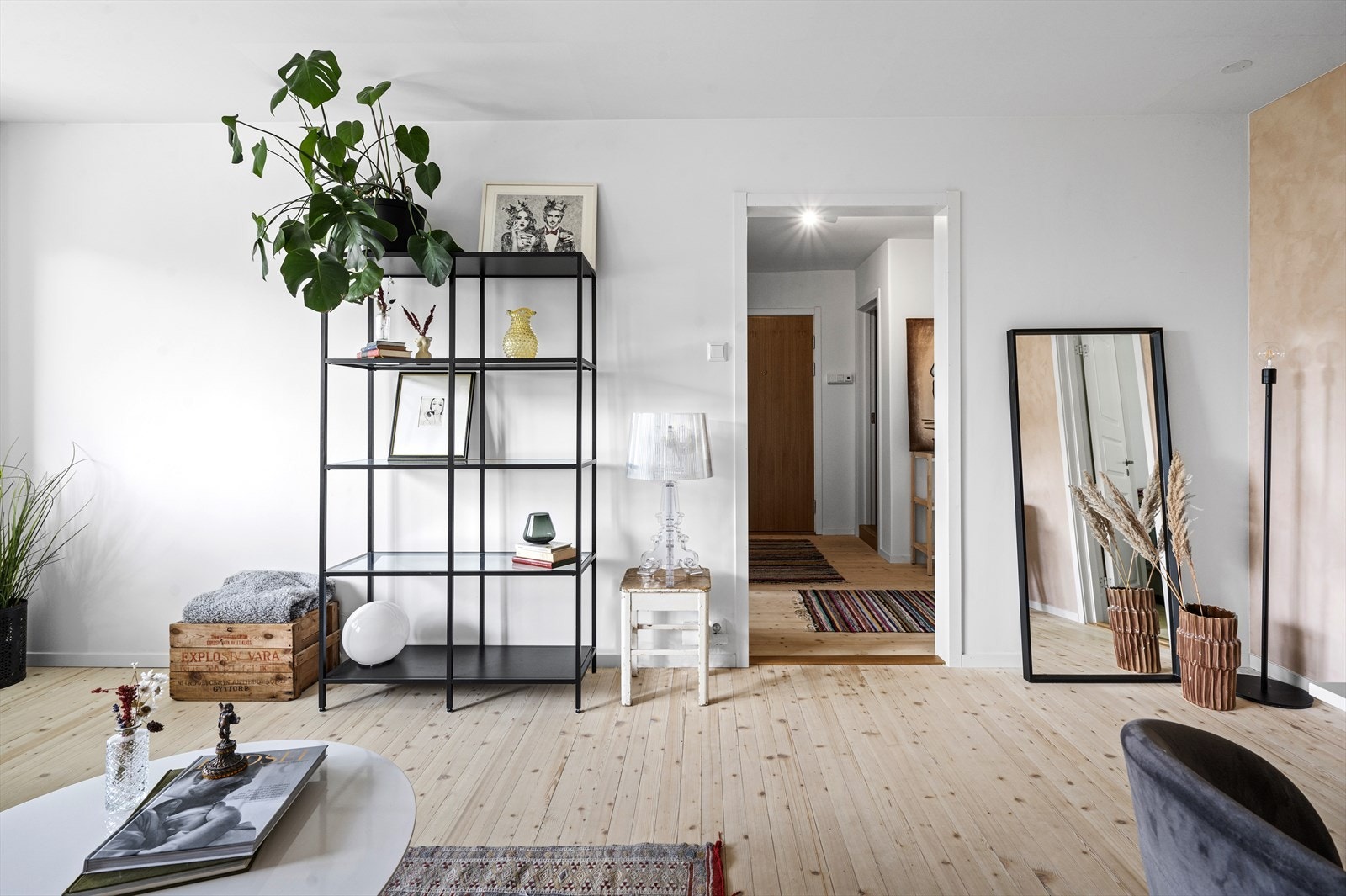 Stuen har fine lysforhold fra store vindusflater (2019) og er leilighetens naturlige midtpunkt. Galleribilde