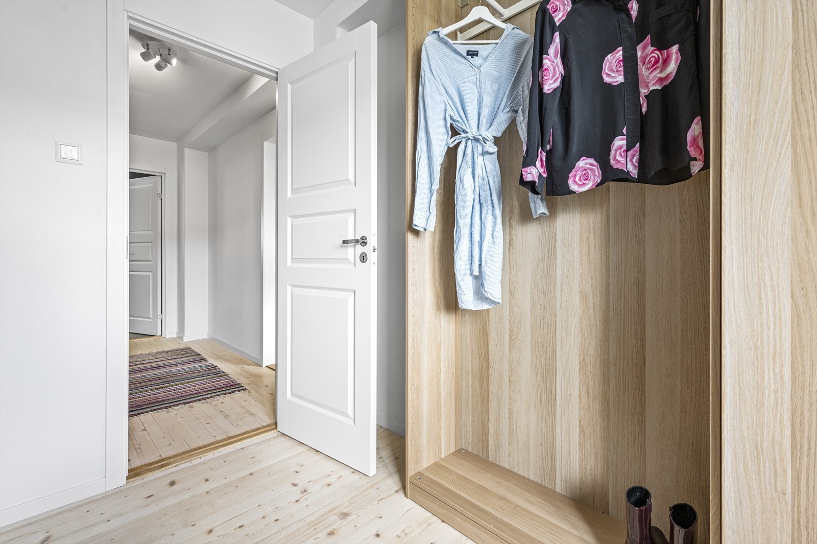 God planløsning da soverommene ligger på hver sin side av leiligheten. Dette er spesielt praktisk for de som ønsker å benytte dette som et gjesterom eller hjemmekontor. Galleribilde
