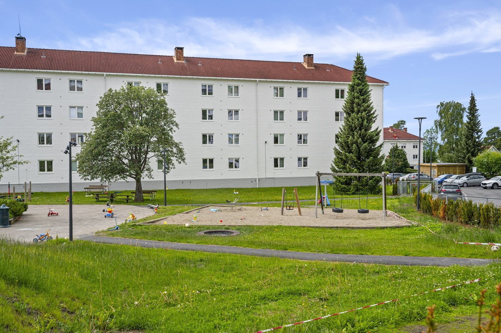 Borettslaget har en pent opparbeidet, solrik felles tomt med gressplen, lekeplasser, grillplass, beplantning og asfalterte gangveier. Galleribilde