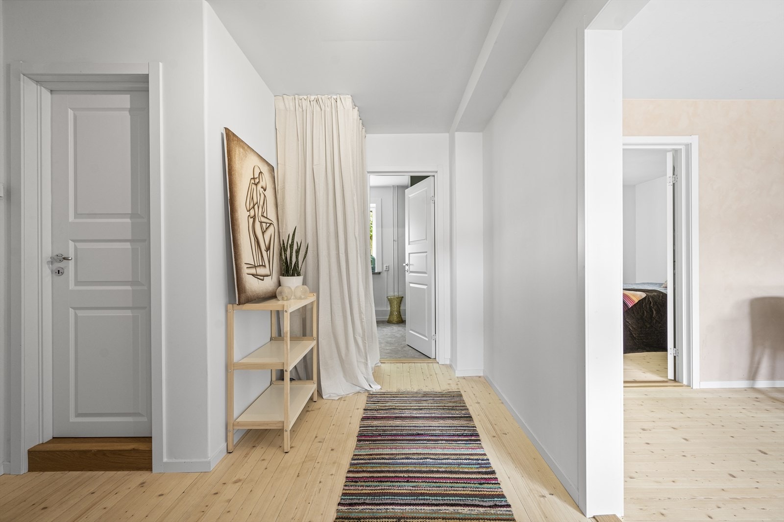 God plass til å henge fra seg ytterklær og sette fra seg sko. Dersom ønskelig er det god plass til å sette inn en skyvedørsgarderobe. Galleribilde
