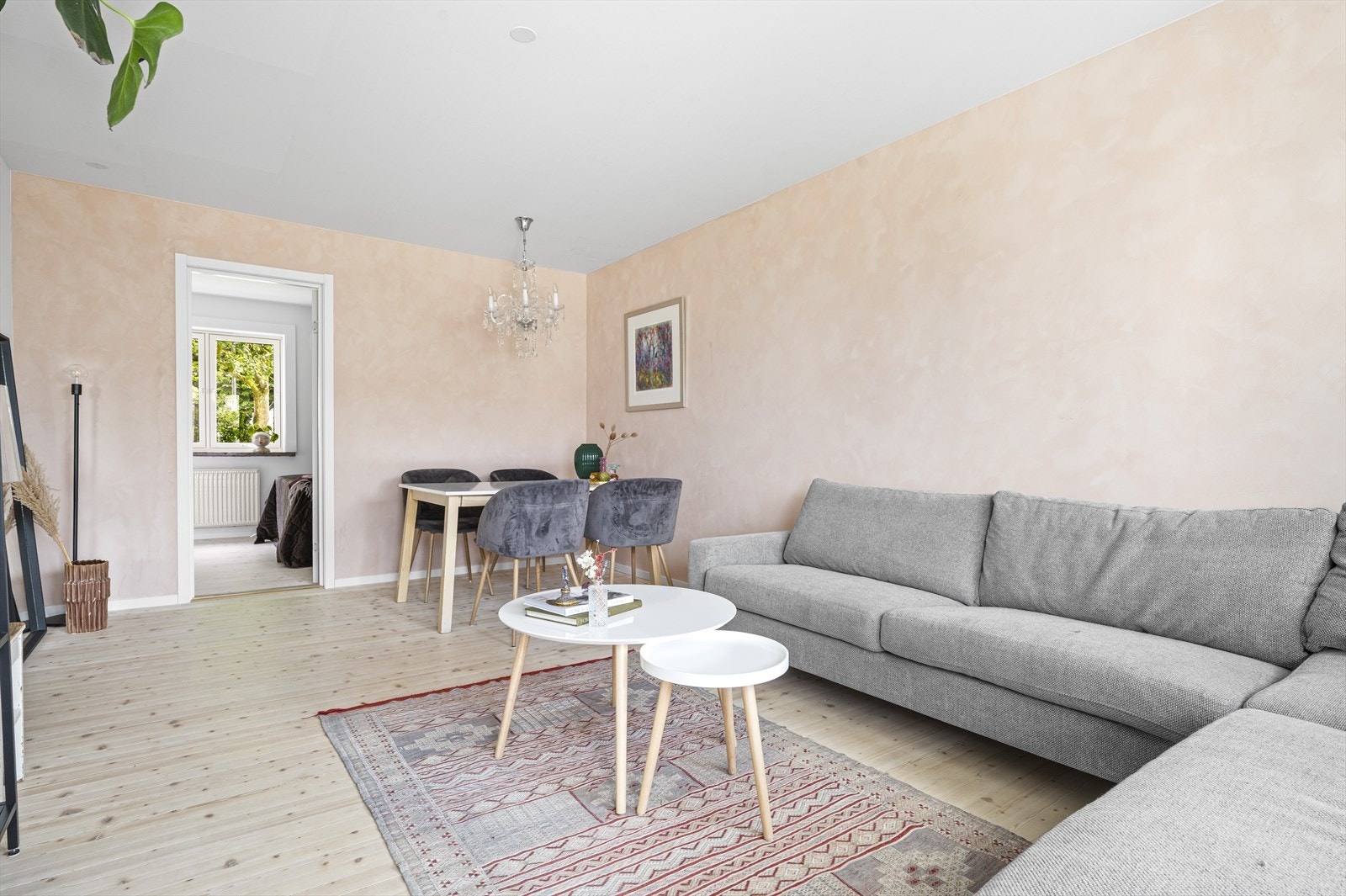 Innbydende stue som enkelt kan deles inn i soner. Galleribilde