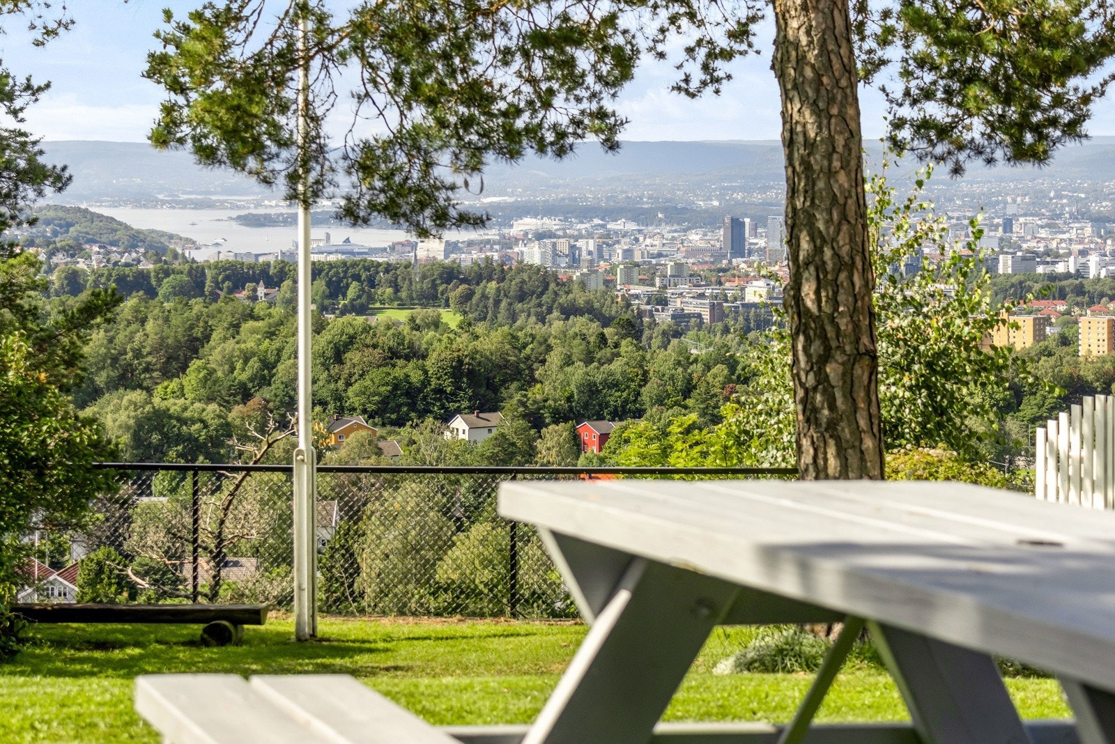 Utsikt over byen fra borettslagets sittegrupper Galleribilde