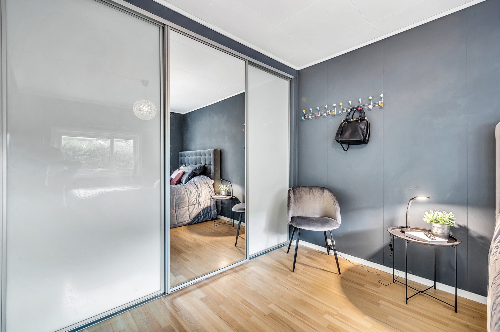 En stor skyvedørsgarderobe på soverommet gir gode lagringsmuligheter Galleribilde