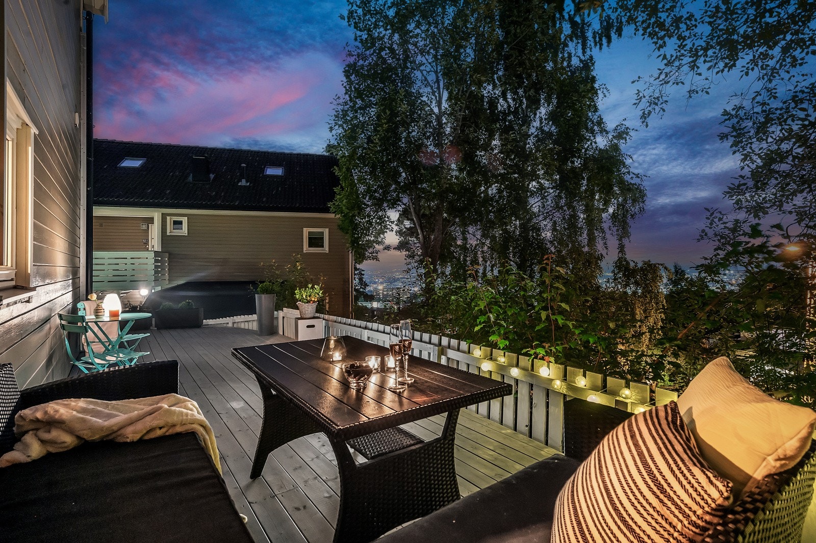 Med denne boligen har man utgang til en stor terrasse på hele 52 kvm Galleribilde