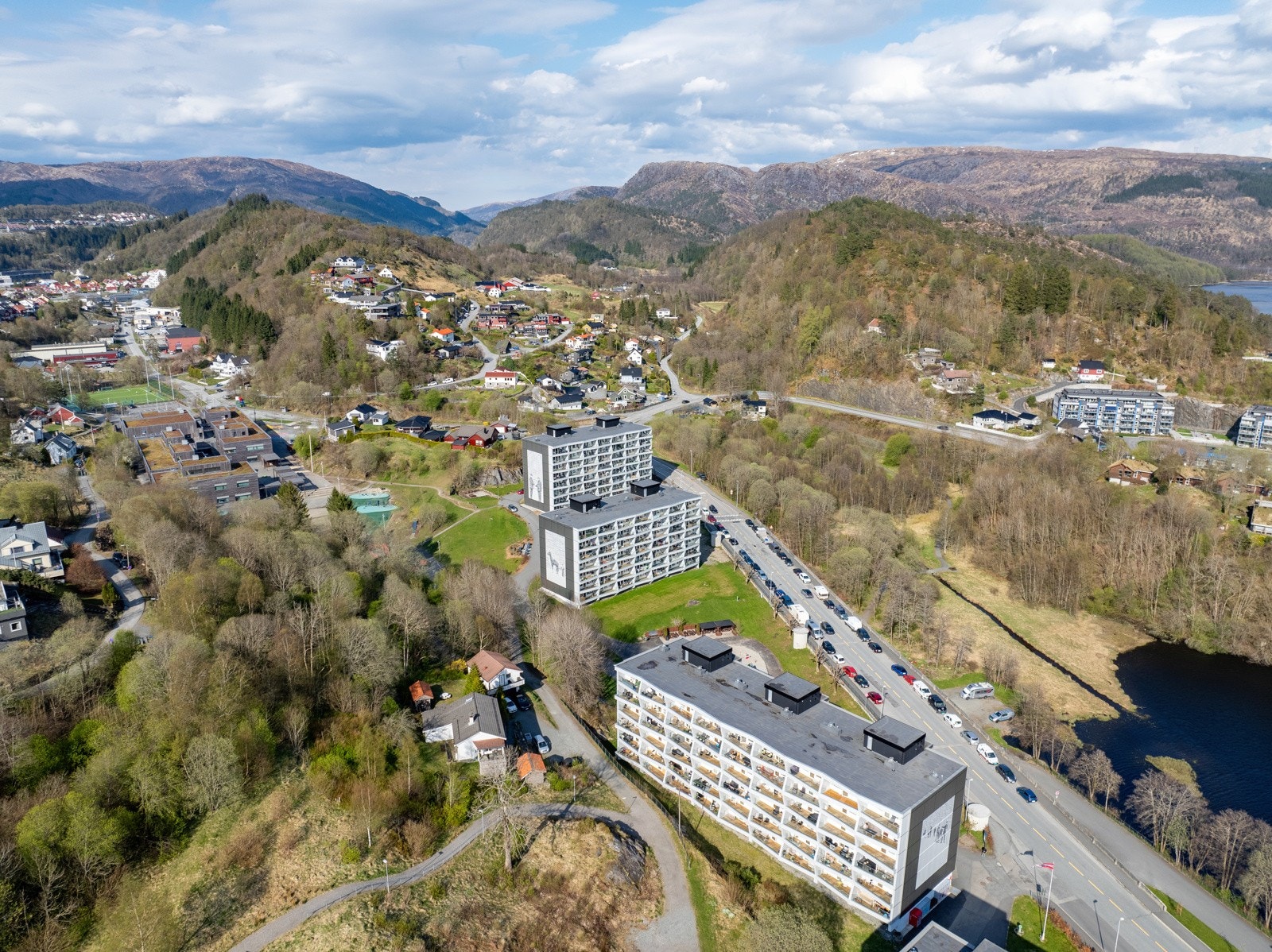 Her er du boende tett på herlig natur og turområder, samtidig som du har nærhet til ''alt'' Galleribilde