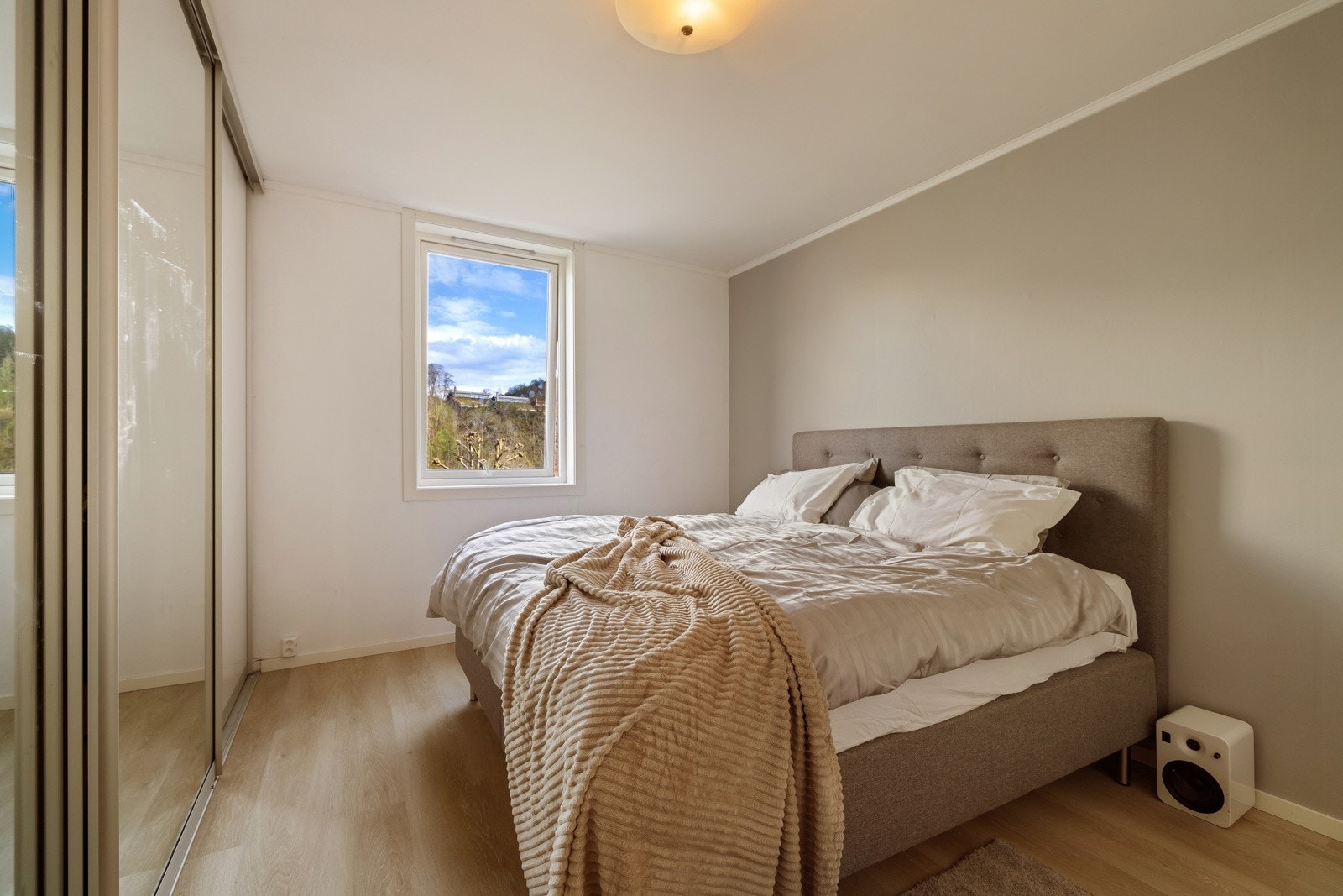 Hovedsoverommet måler 13,6 m². Her er det benyttet skyvedørsgarderobe, nyinstallert i 2021 Galleribilde