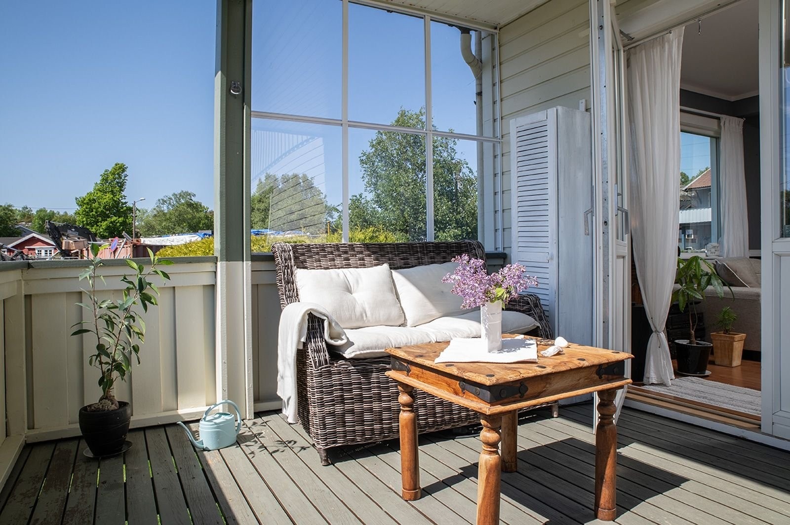 Romslig balkong med masse sol Galleribilde