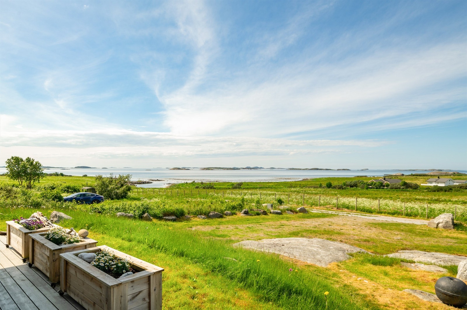 Utsikten strekker seg fra Lysøysundet til Linesøya og Stokkøya, og i mørketida kan man skimte ni fyrlykter i tillegg til blinket fra Halten fyr, ca. 3,6 mil i retning Folda. Galleribilde