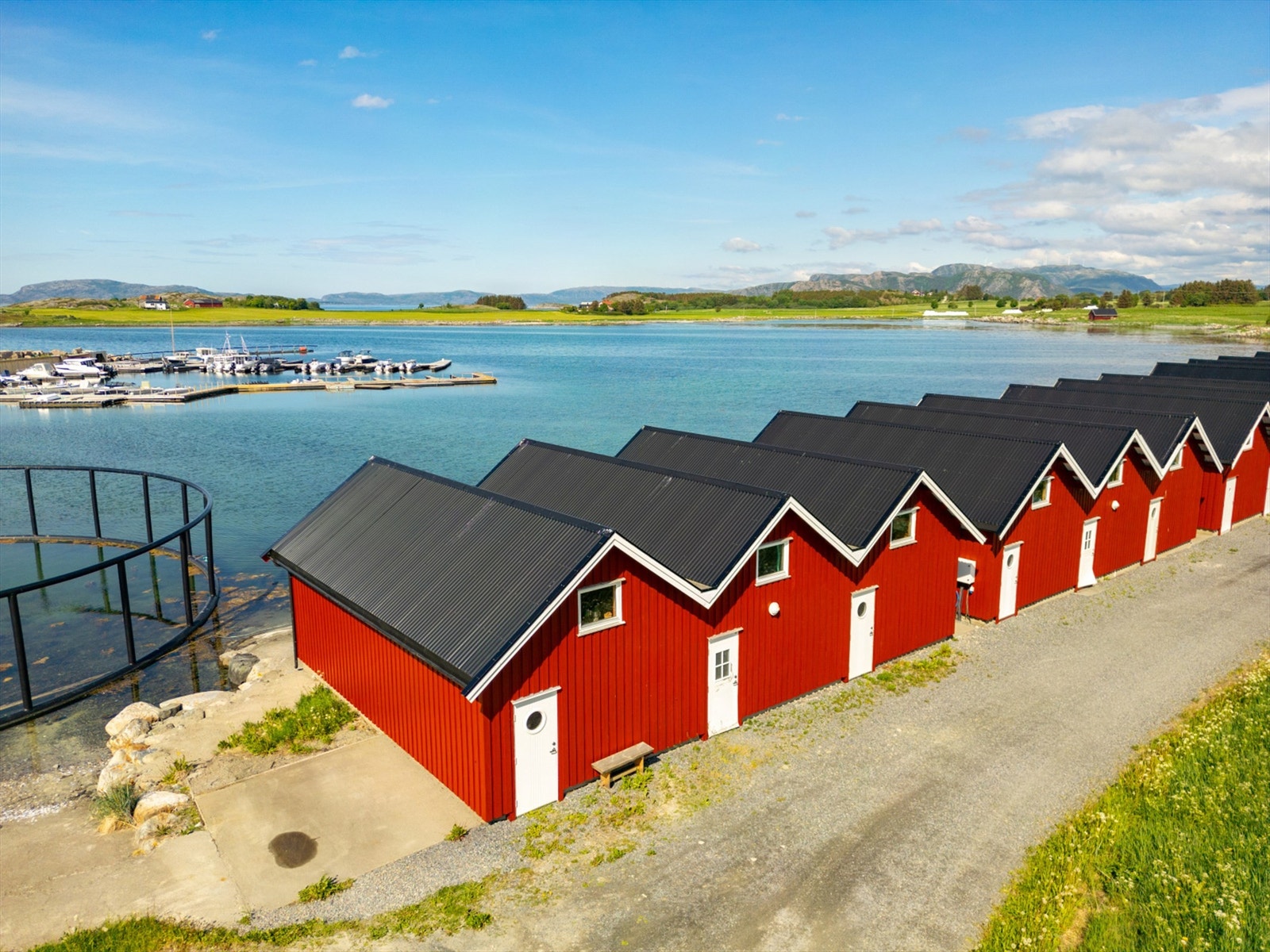 Båtnaustet ligger nr. 1 fra vest, i naustrekke på sørsiden av Kabelvågen. Galleribilde