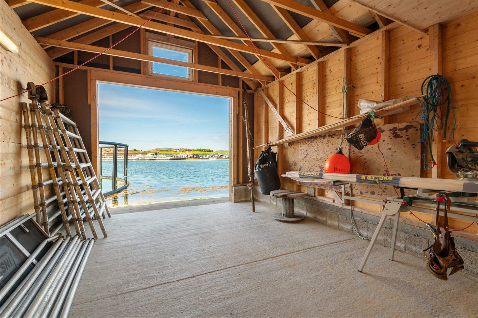 Naustet ligger ved marinaen i Kabelvågen, ca. 300 meter fra hytta. Galleribilde