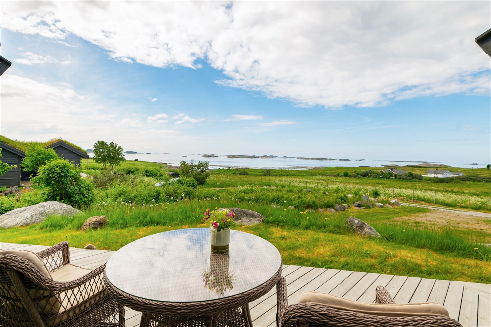 Øya har et yrende fugleliv, med tjeld, spove, ugler, sjøfugler, ørn og ender av flere slag. Galleribilde