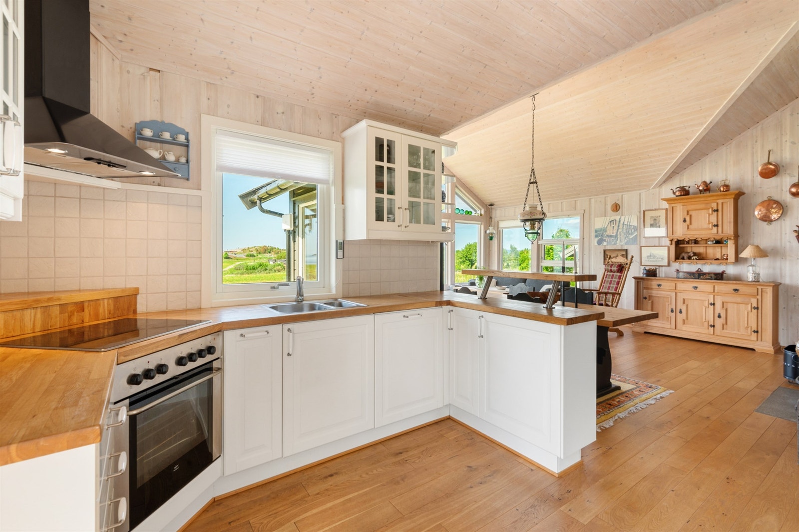 Åpen kjøkkeninnredning mot stua forsterker den gode romfølelsen. Galleribilde