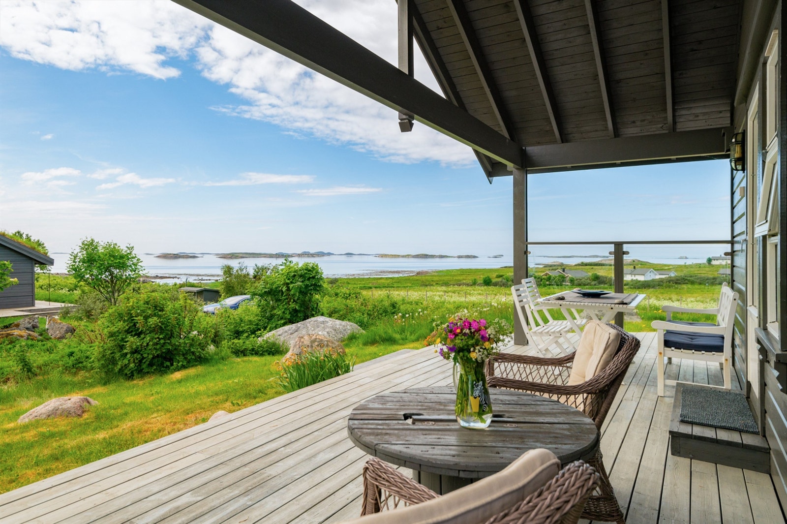 Praktfull utsikt og vakre omgivelser. Fra tomta kan man se både Hurtigruta og andre passerende cruisebåter. Galleribilde