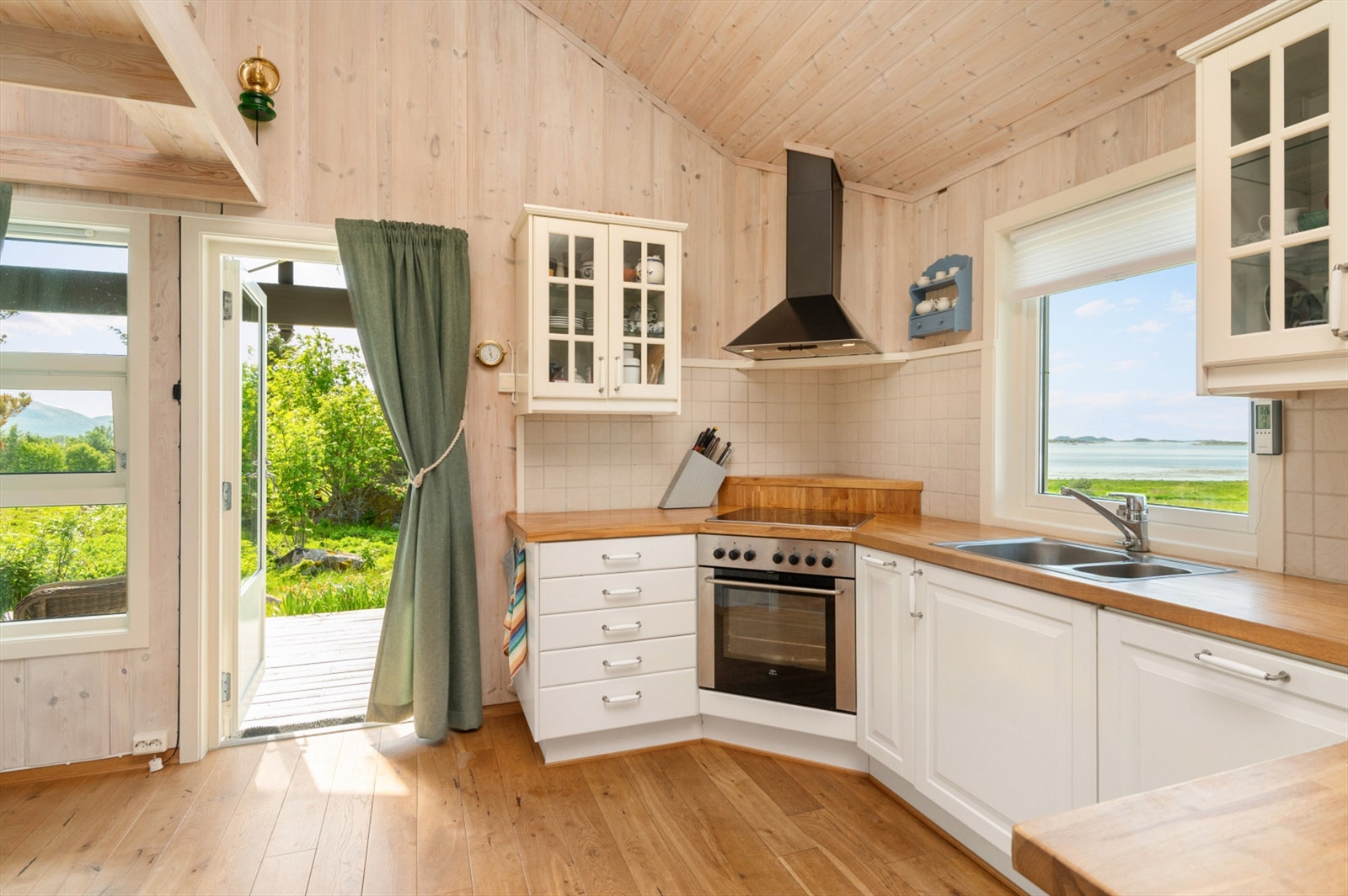 Fra kjøkkenet er det adkomst til den største delen av terrassen, som også ligger delvis under tak. Galleribilde