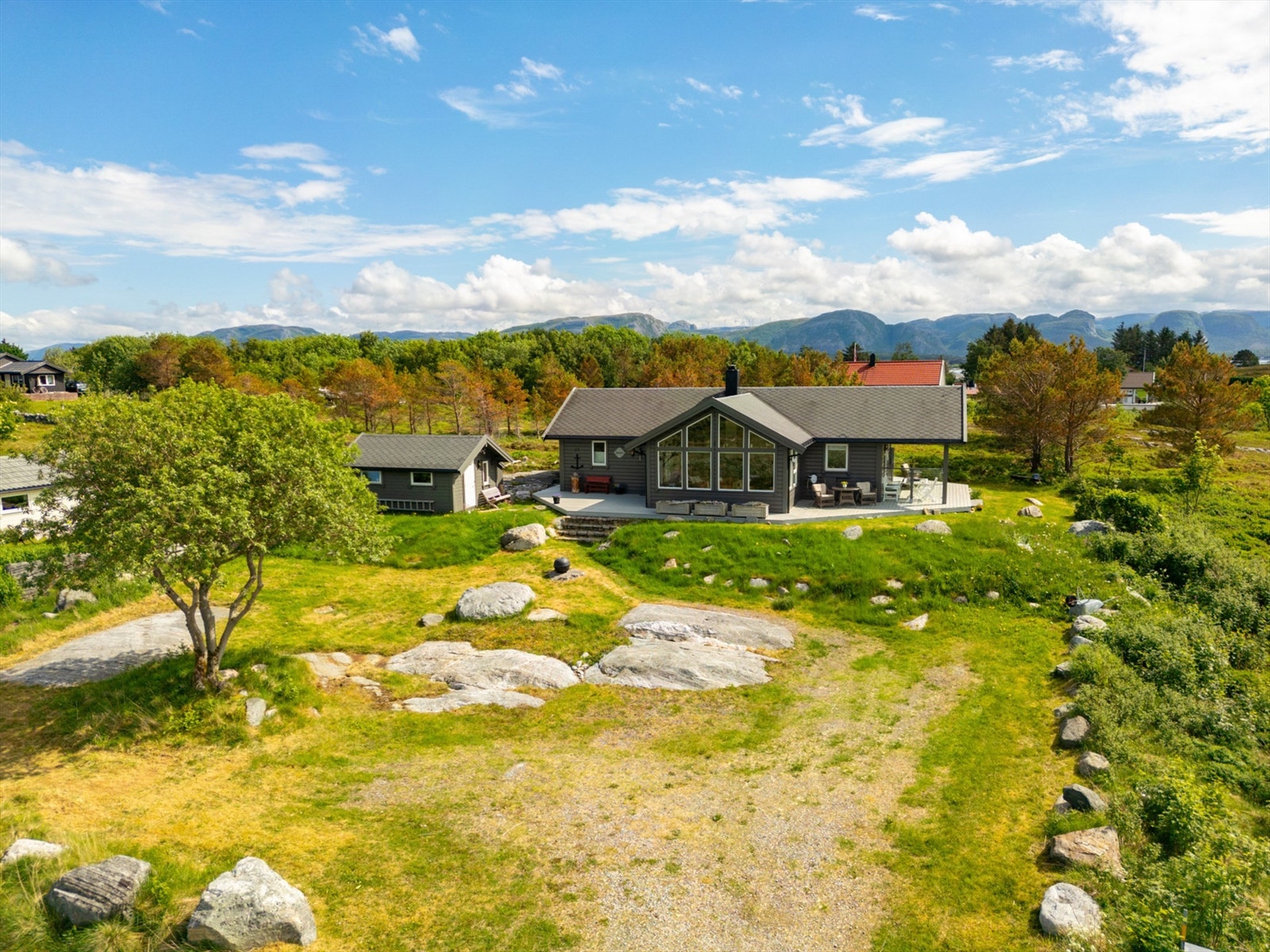 Eiendommen måler 801 kvm og det er god plass rundt huset i alle retninger. Galleribilde