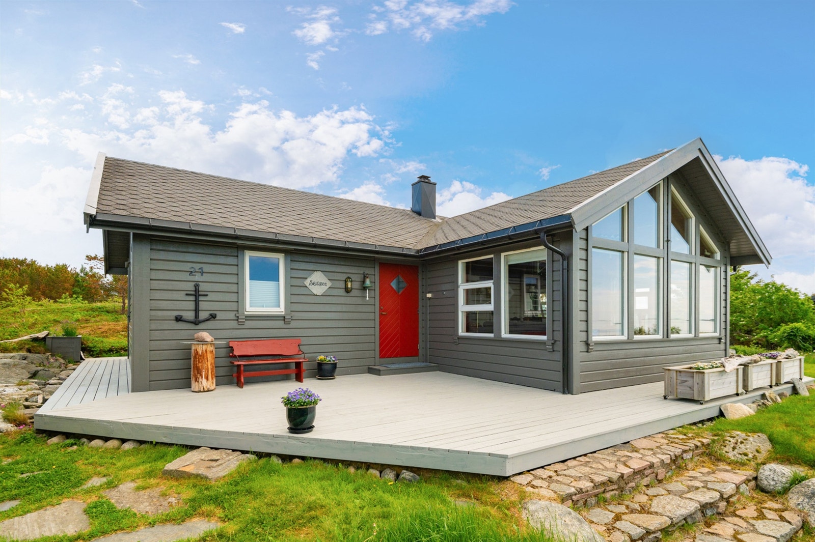 Den store terrassen kretser rundt hele huset, og gjør det mulig å nyte omgivelsene tørrskodd. Galleribilde