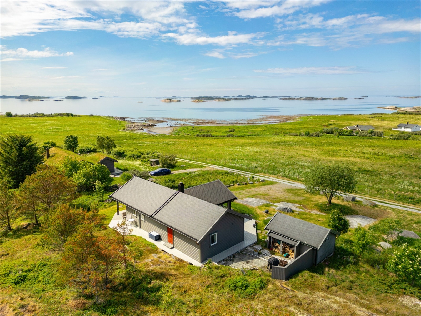 Flott, velholdt fritidsbolig med fabelaktig utsikt mot havet. Galleribilde
