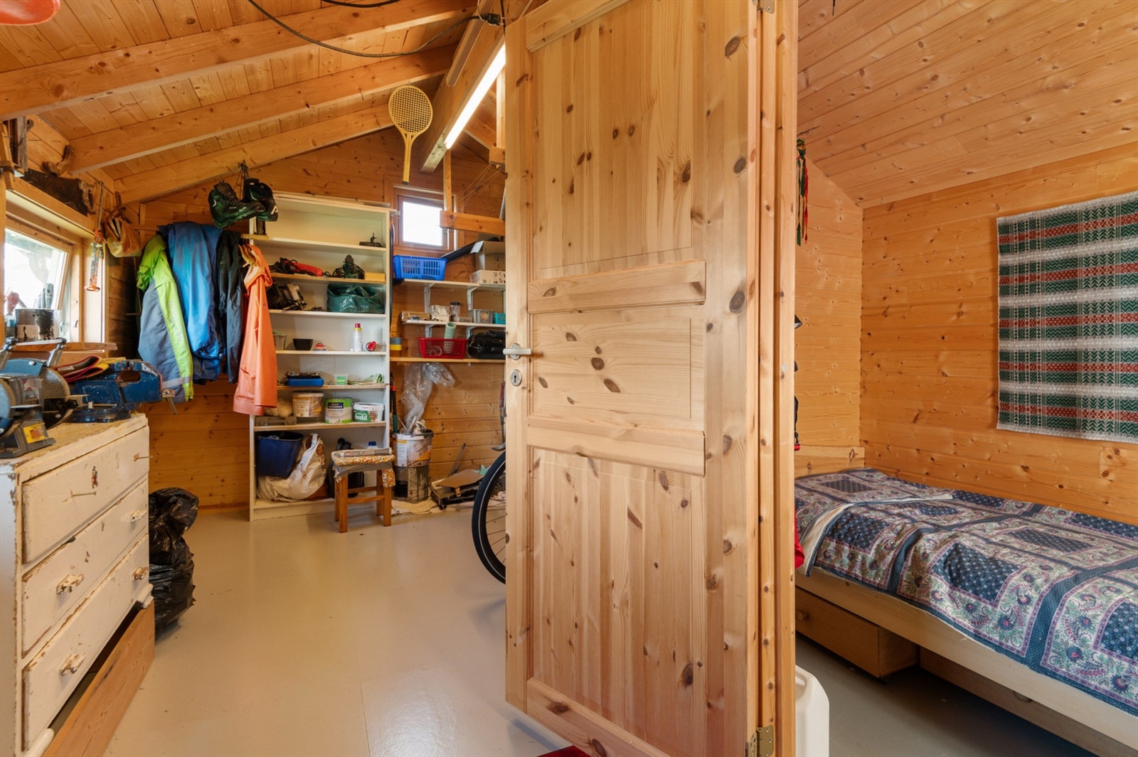 Tegninger av annekset/uthuset har ingen spesifikasjon av type rom, og det er av den grunn usikkert om bygningen er godkjent for varig opphold. Kjøper overtar alt av ansvar, eventuell kostnad og risiko knyttet til dette. Galleribilde