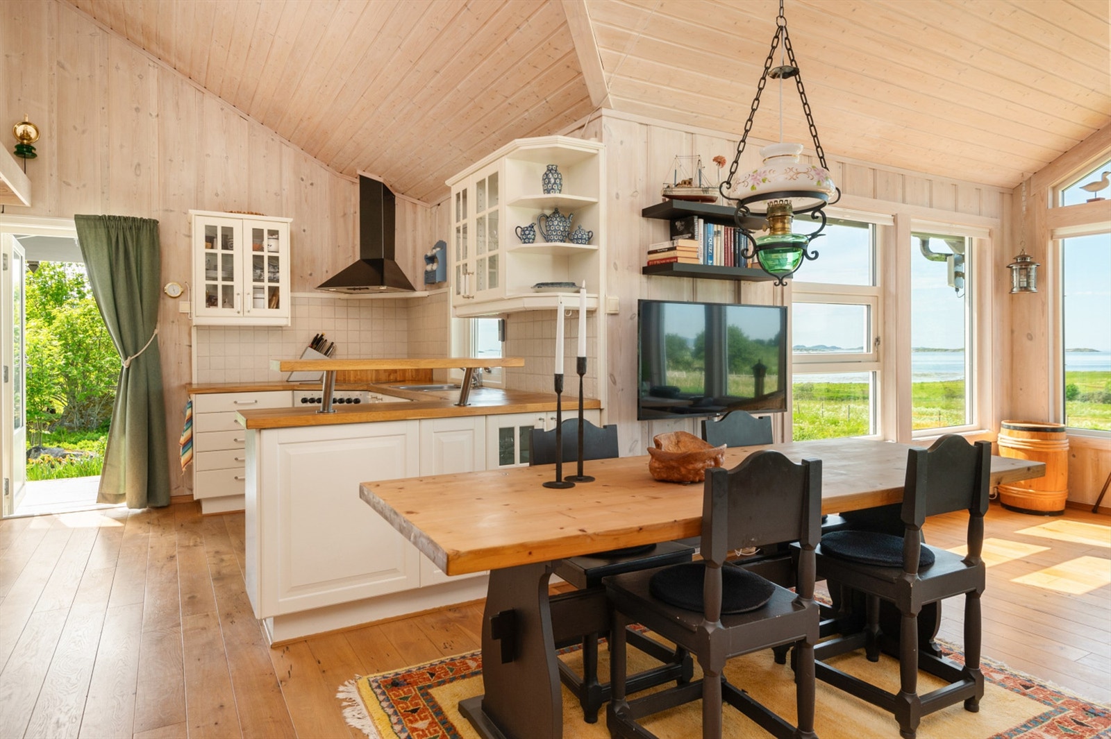 Stor høyde under taket gir oppholdsrommet ekstra god og luftig romfølelse. Galleribilde