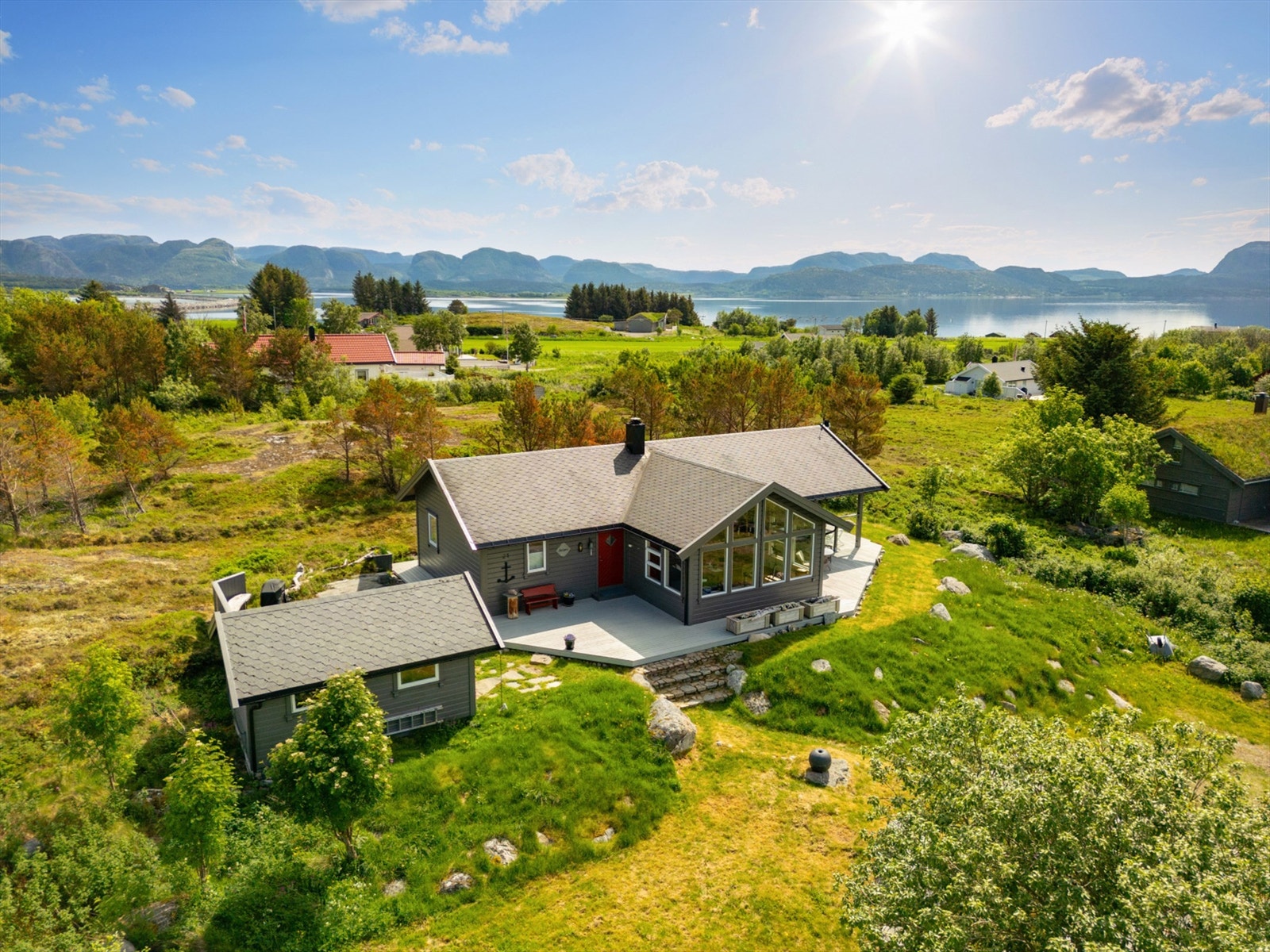 Tomta ligger fint plassert i terrenget og er omgitt av et vakkert landskap. Galleribilde