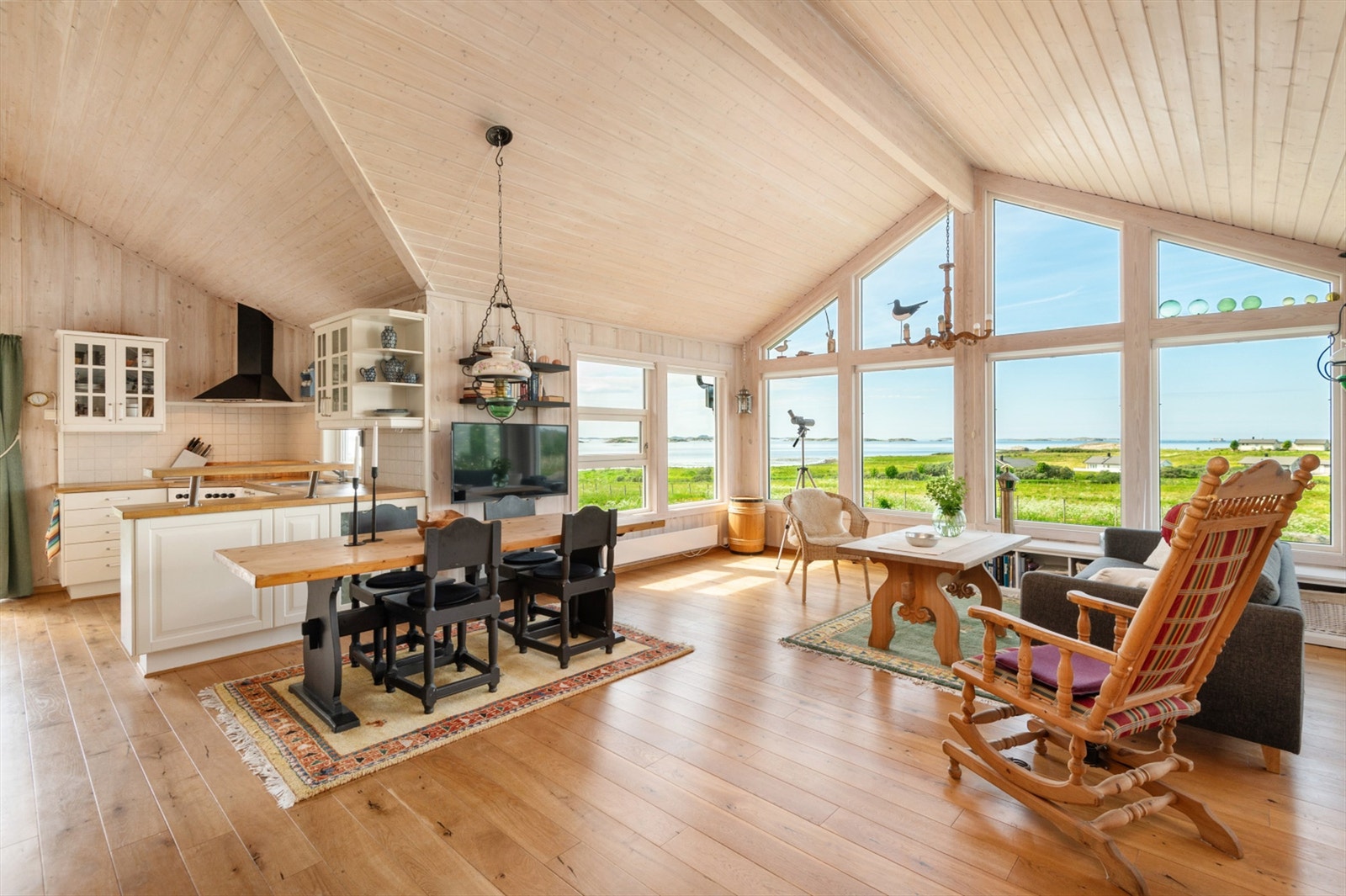 Stue og kjøkken måler til sammen ca. 40 kvm. Galleribilde