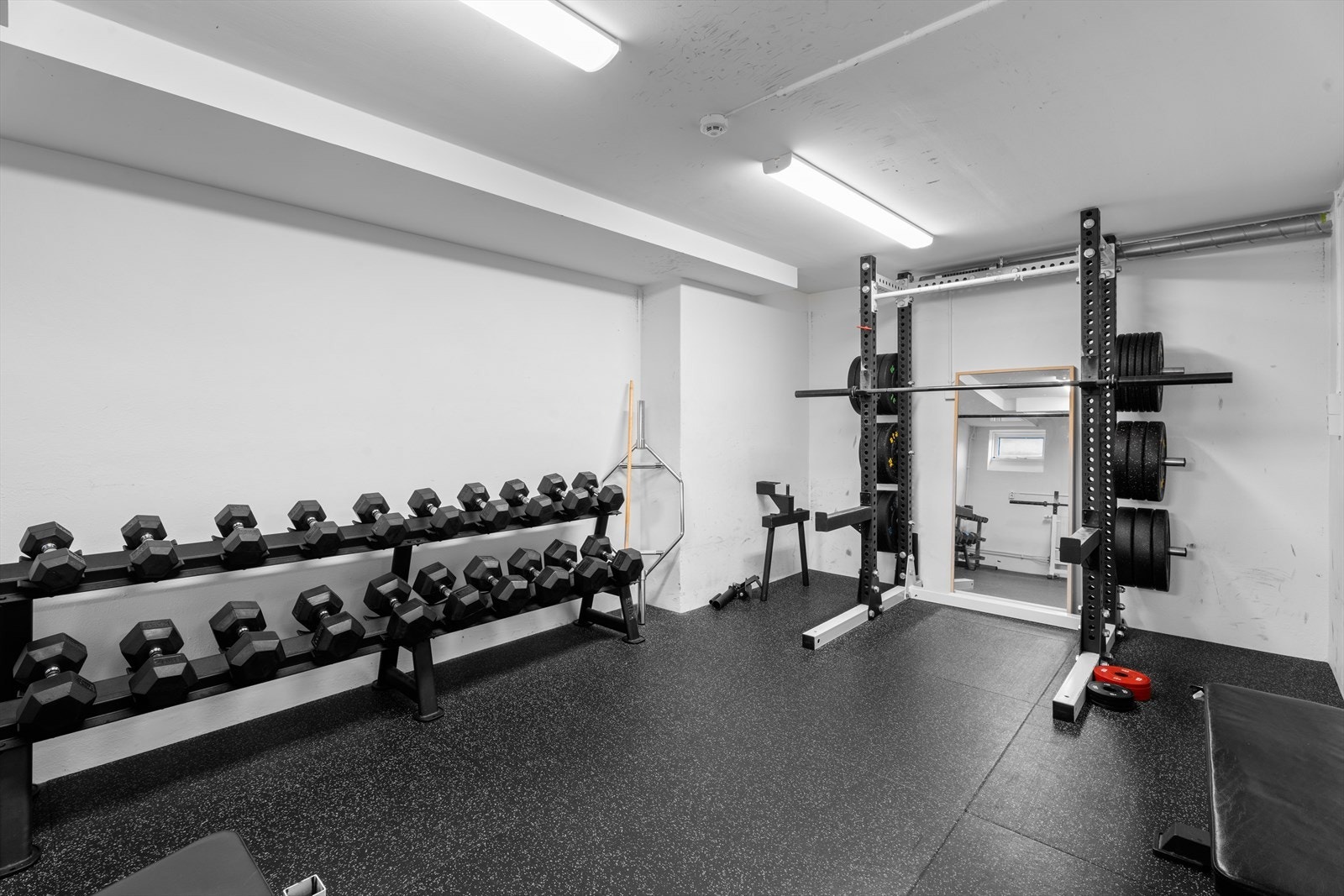 Det er tilgang på et treningsrom med bl.a. frivekter, tredemøller m.m. Pris per år for én person er 750kr, og 850kr for flere i samme husstand. Galleribilde