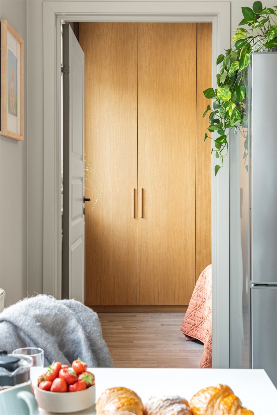 Stilrent plassbygget garderobeskap fra 2022 på soverom som byr på god plass til oppbevaring av klær, støvsuger, printer, tørkestativ m.m. Galleribilde