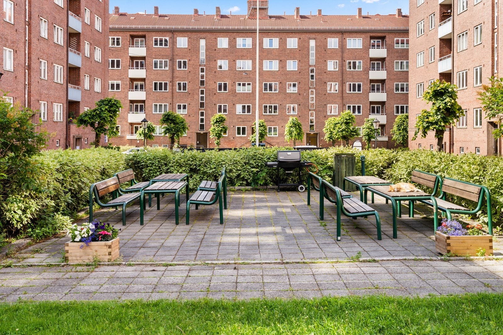 Idyllisk bakgård med 2 fellesgriller, sittegrupper m.m. Galleribilde