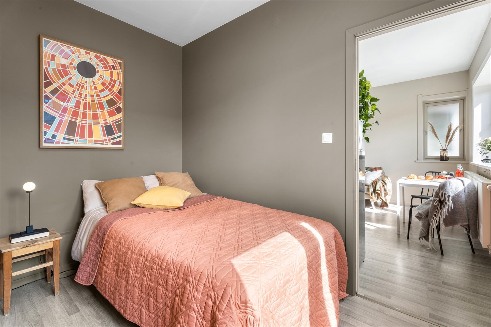 De store vinduene skaper en luftig og lys atmosfære i rommene. Galleribilde