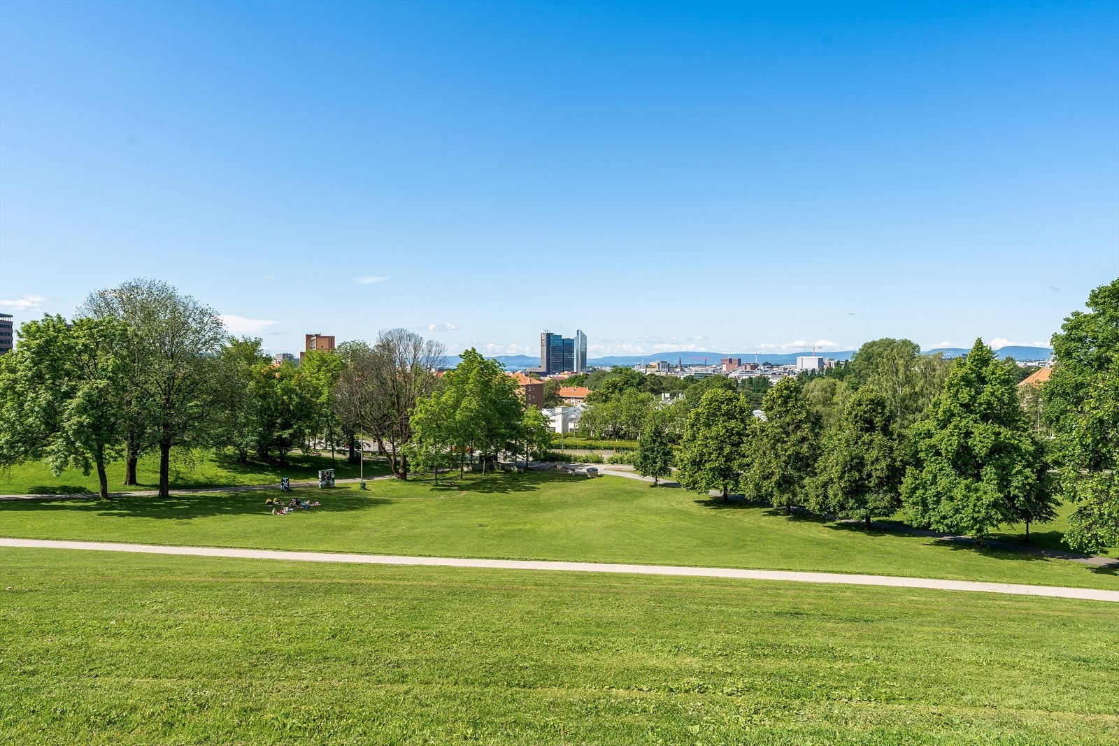 Populære Ola Narr / Tøyenparken ligger rett ved leiligheten. Det er også kort vei til Sofienbergparken og Akerselva med fine tur- og rekreasjonsmuligheter. Galleribilde