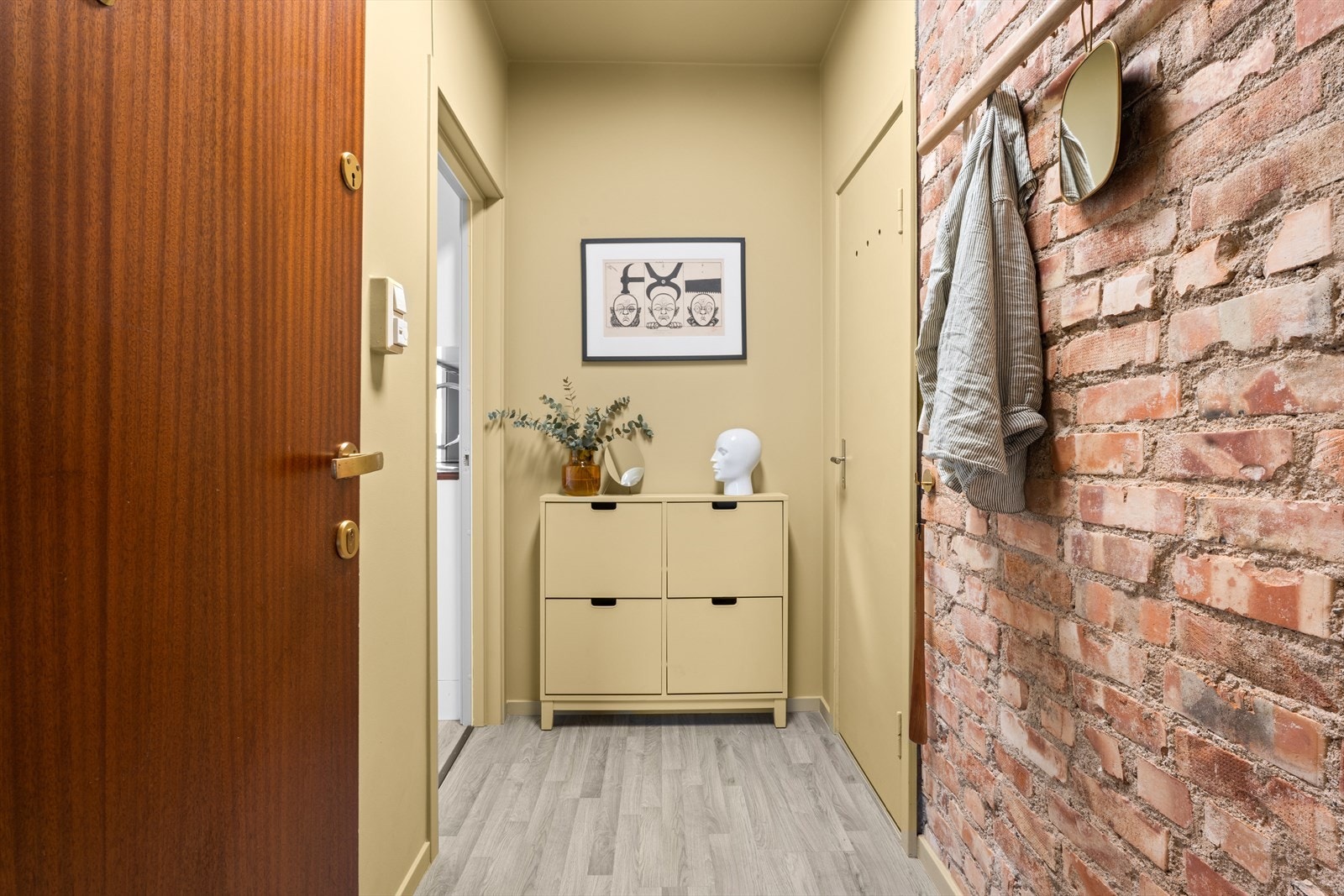 Velkommen inn til ditt nye hjem! Skoskap medfølger. Galleribilde