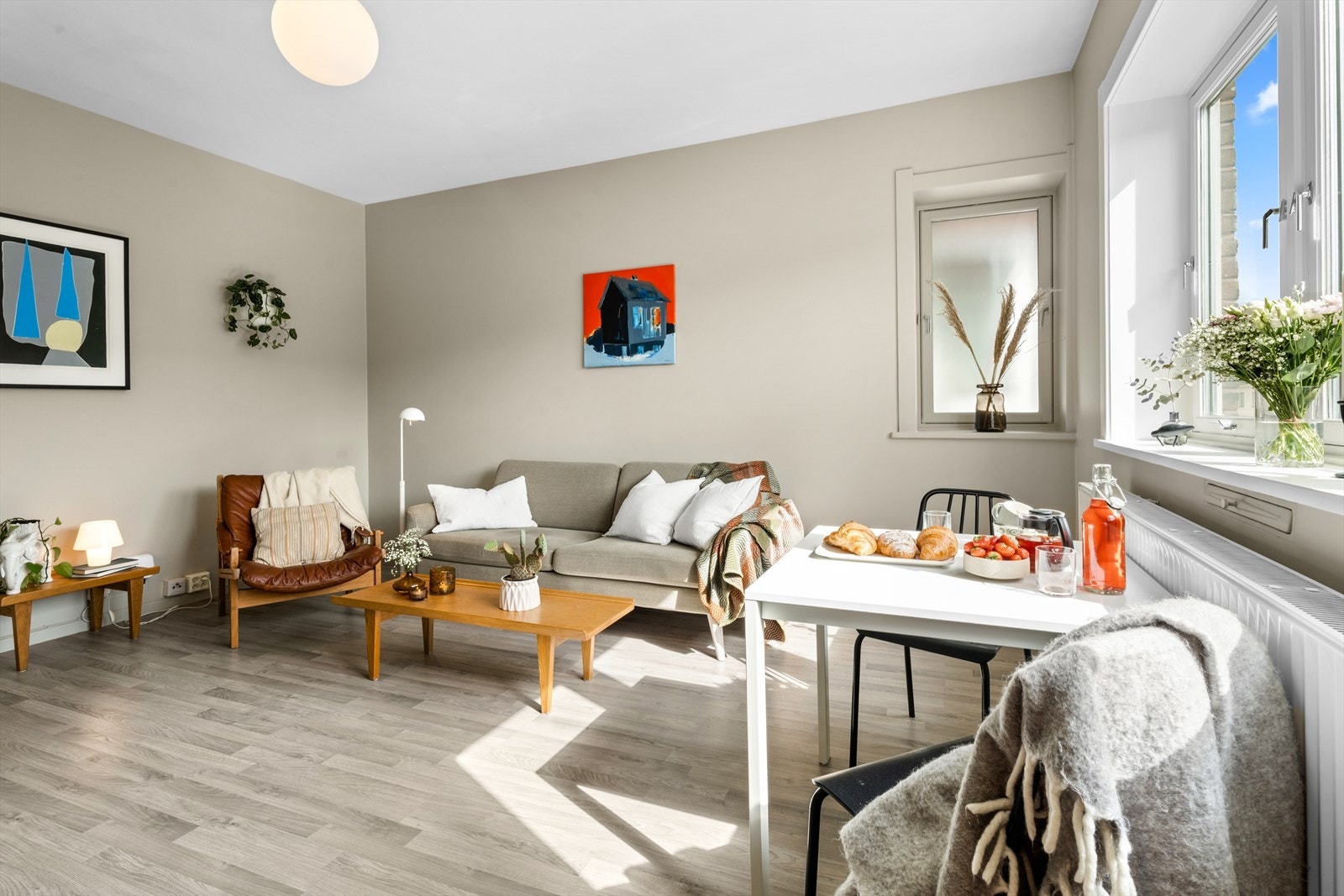 Vegger, lister og dører ble malt i 2021 og er malt i delikate, tidløse farger. Ellers er det laminat på gulv. Galleribilde