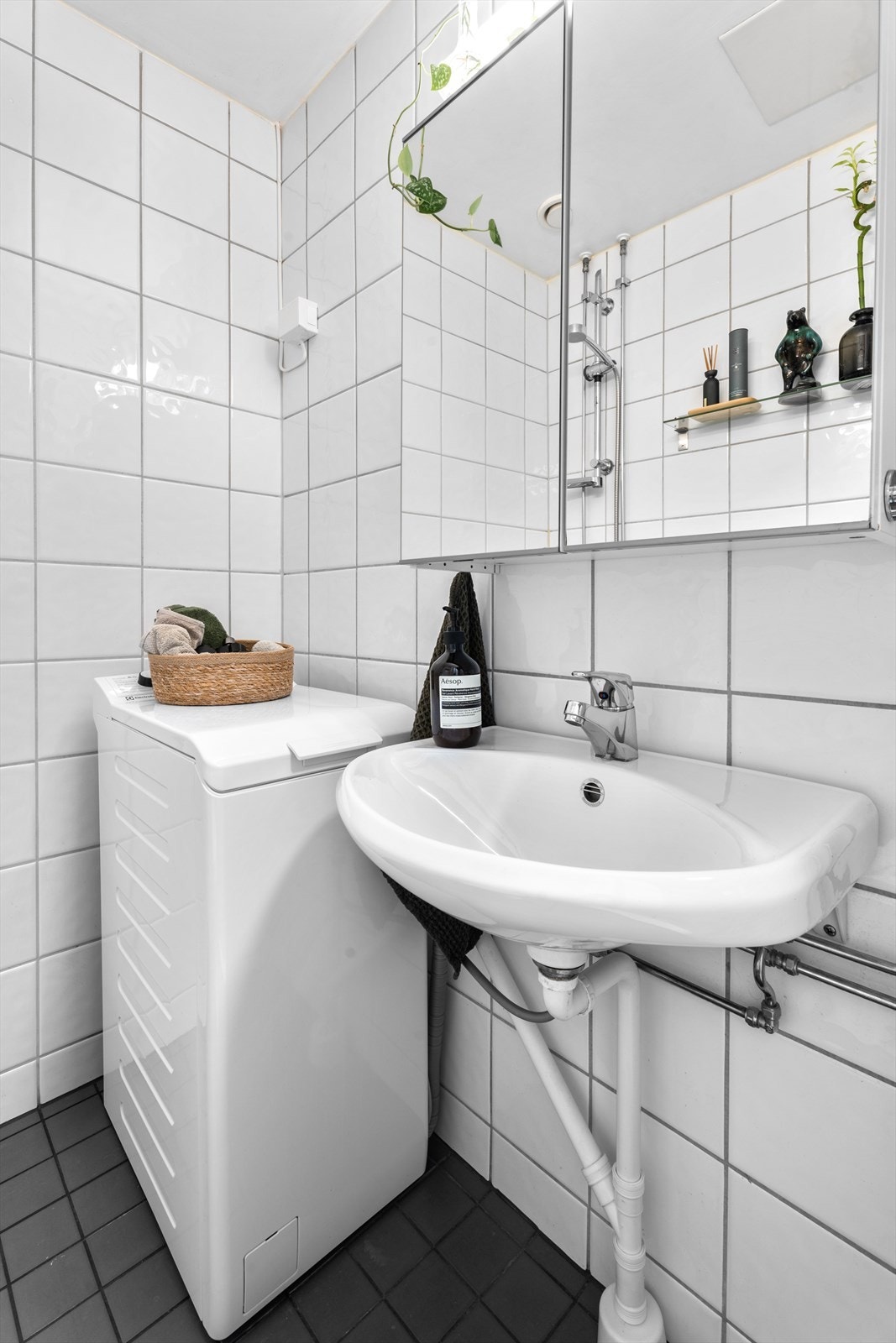 Gulvfliser og varmekabler fra 2012, i tillegg er det opplegg til vaskemaskin. Galleribilde