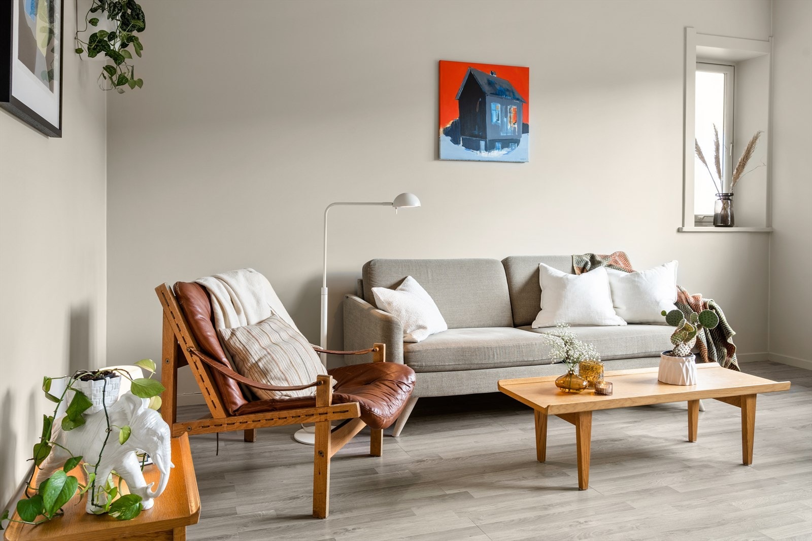 Dette er en lys og sjarmerende 2-roms toppleilighet i populære "Tertitten Borettslag" Galleribilde