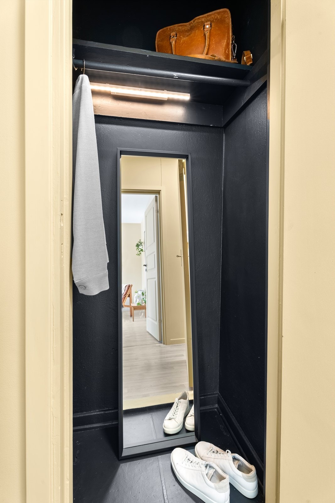 Innvendig bod på ca. 1 kvm. 1 etasje opp fra leiligheten finner du en loftsbod med gulvareal på ca. 4 kvm, i tillegg er det en kjellerbod på ca. 3 kvm. Galleribilde