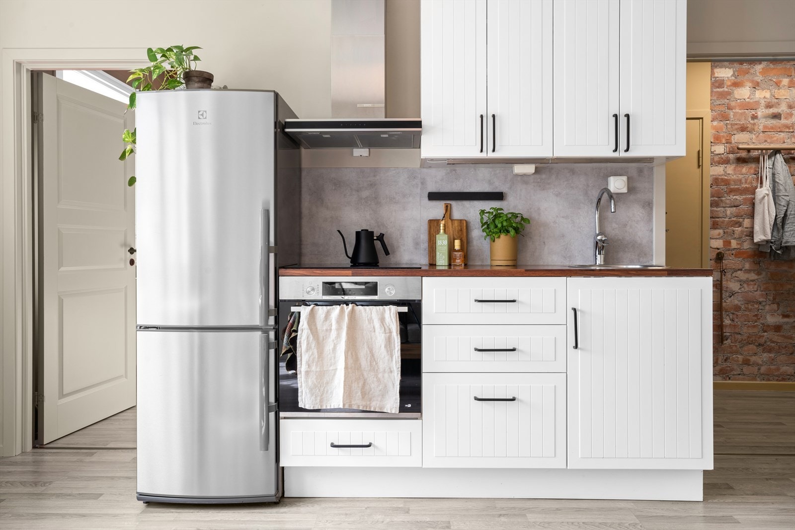 Av integrerte hvitevarer er det induksjonsplatetopp og stekeovn fra 2021. Ytterligere er det frittstående kjøle-/fryseskap som medfølger dersom ønskelig. Galleribilde