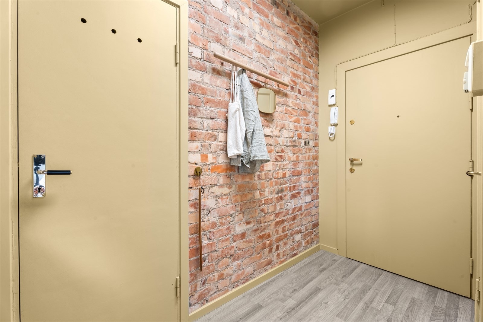 Det er gode oppbevaringsmuligheter i innvendig bod og eksterne boder. Galleribilde