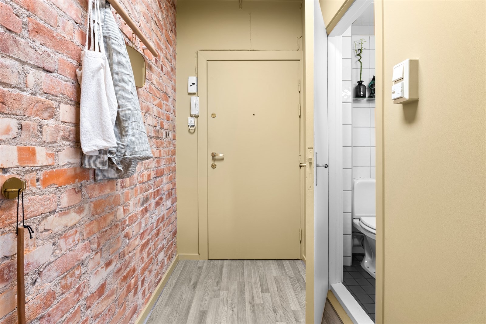 Dørtelefonanlegg for gjestehåndtering i tillegg til nøkkelløs/elektronisk lås på inngangsdøren for en enklere hverdag. Galleribilde