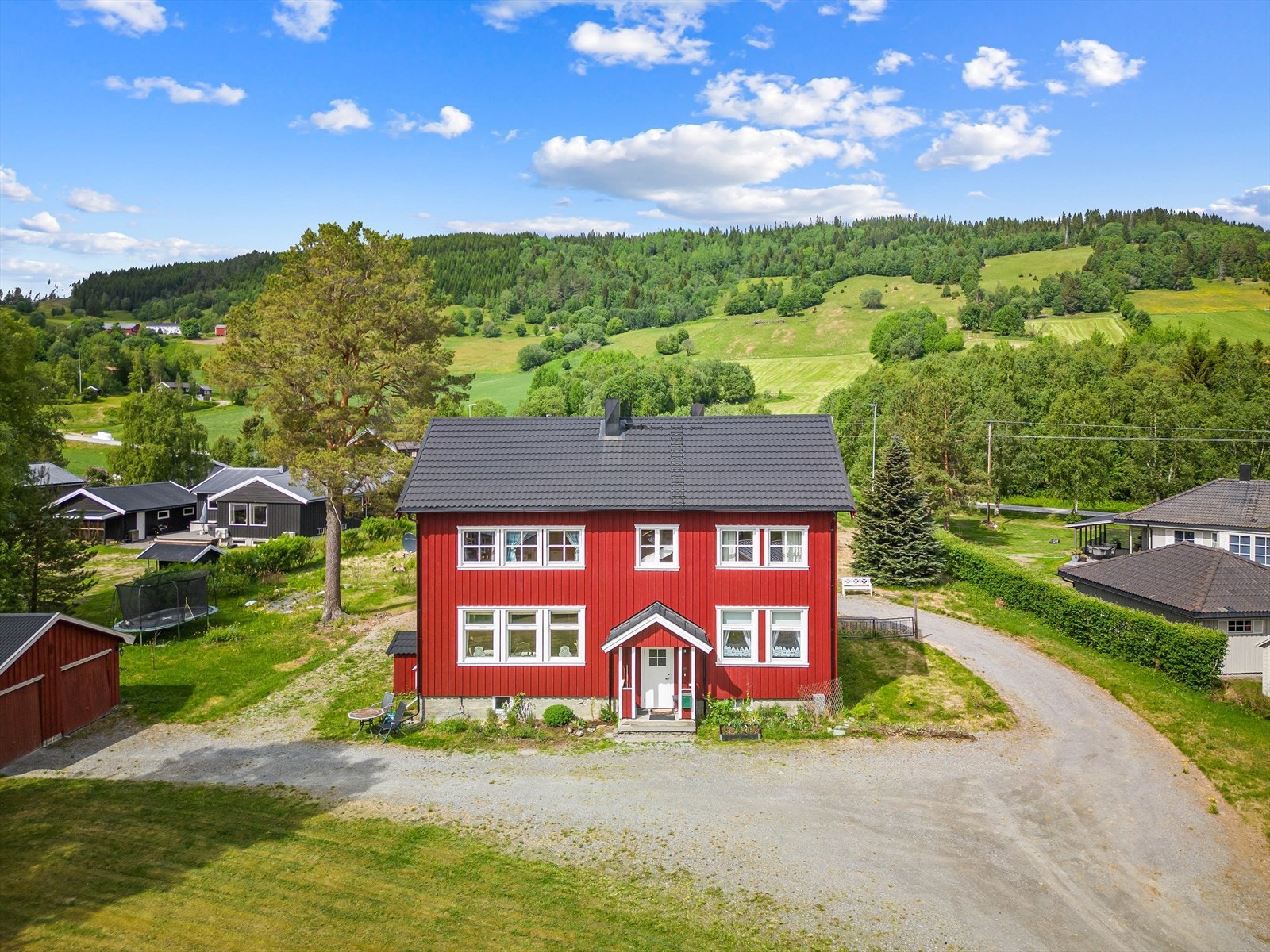 Boligen er oppgradert siden 2019, bl.a. ny kledning med etterisolering og de fleste vinduer er skiftet Galleribilde