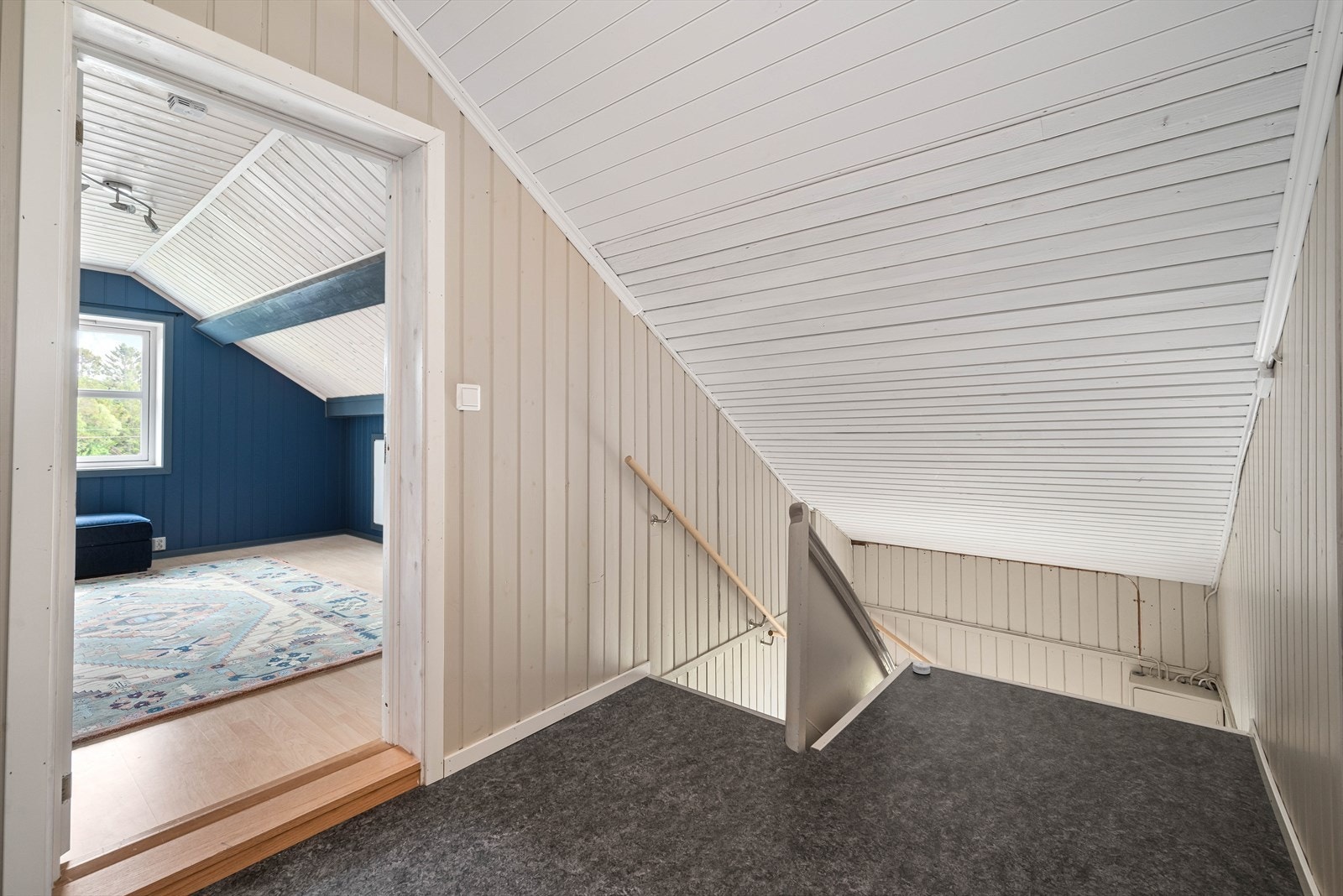 Loftet er stort sett uinnredet, men rommet på 11 kvm. er innredet som soverom Galleribilde