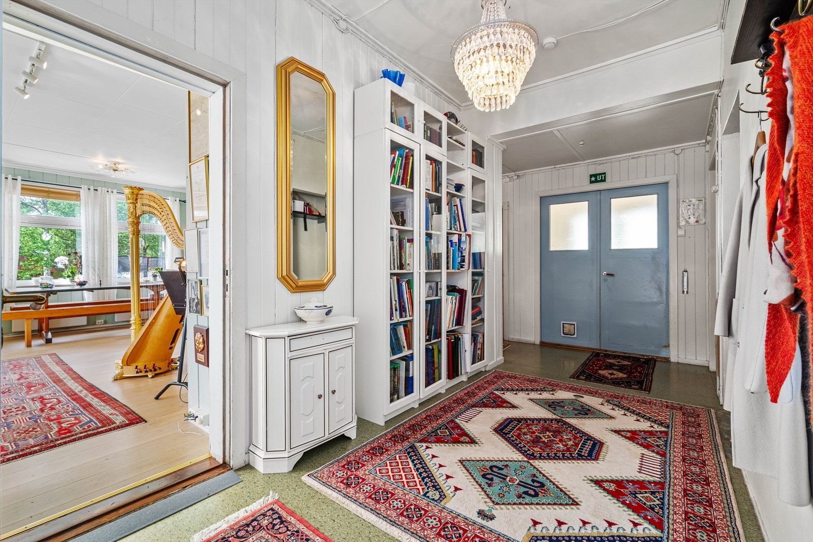 Romslig gang på ca. 16 kvm. med god plass til garderobeløsninger og oppbevaringer Galleribilde