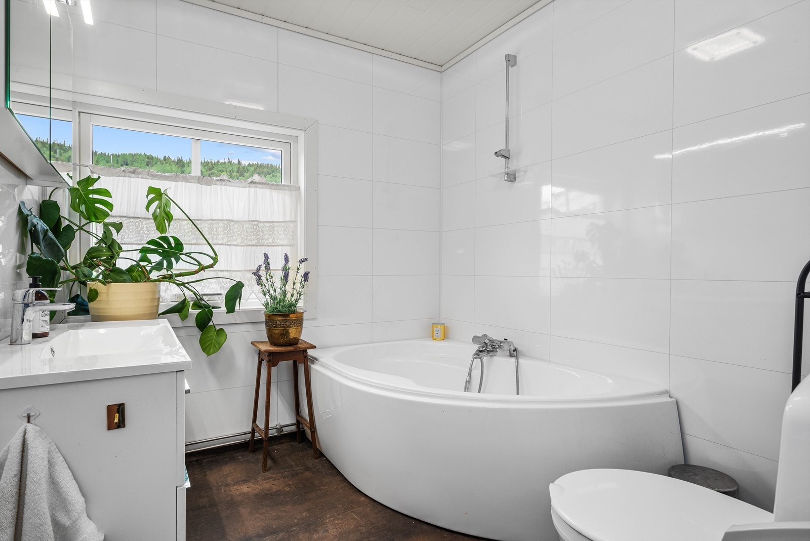 Lekkert bad på 5,5 kvm. med inngang fra soverommet Galleribilde