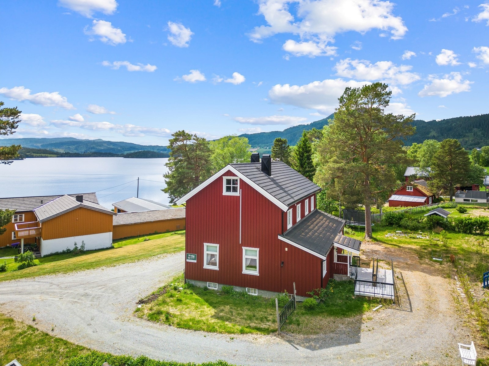 Landlig beliggenhet, samtidig som det kun er under 30 min til Orkanger sentrum med et godt utvalg servicefasiliteter Galleribilde