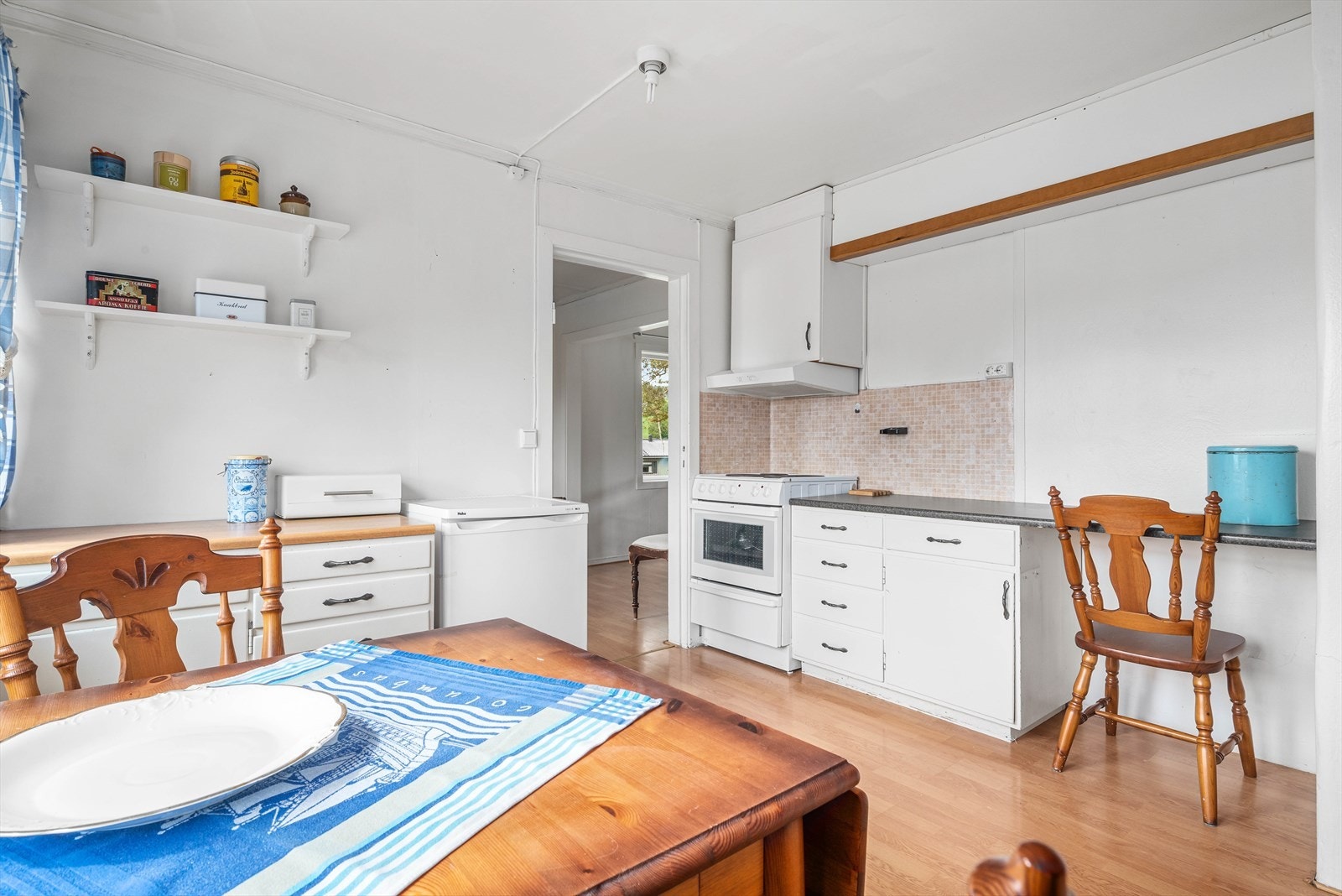 Romslig kjøkken på ca. 11 kvm. Galleribilde