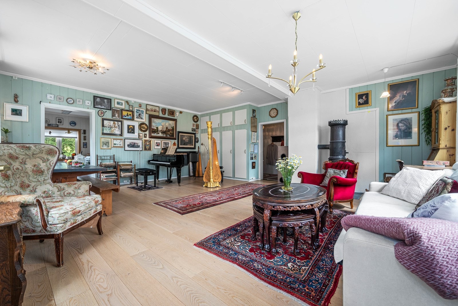 Det ble lagt nytt 1-stavs parkettgulv i stue og på soverommet i 1. etasje i 2019 Galleribilde